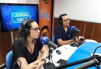 O Jornal da 100.3 é apresentado pelos jornalistas Carolina Cruz e Natanael Vieira (Foto: Neia Dutra/Folha BV)