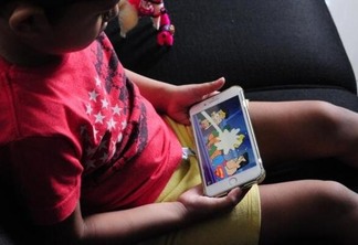 Crianças com acesso à internet podem ter desenvolvimento psicológico mais precoce do que outras (Foto: Diane Sampaio/Folha BV)