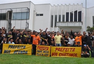 Os vigilantes se concentram em frente ao Palácio 9 de Julho, sede da Prefeitura de Boa Vista (Foto: Diane Sampaio/Folha BV)