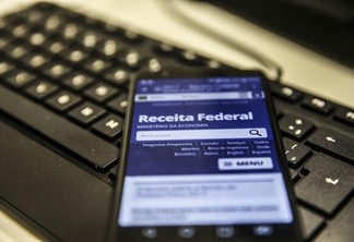 A consulta ao lote pode ser feita pelo site da Receita ou por aplicativo para smartphone (Foto: Marcelo Casal Jr/Agência Brasil)