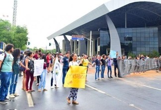 Estudantes de universidades e institutos federais durante manifestação em repúdio a bloqueio de verbas (Foto: Diane Sampaio / Folha BV)