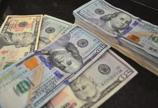 Dentre o dinheiro roubado estão cerca de 10 mil dólares que teriam sido levados pelos bandidos (Foto: Diane Sampaio/FolhaBV)