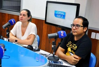 O Jornal da 100.3 é apresentado pelos jornalistas Carolina Cruz e Natanael Vieira (Foto: Diane Sampaio/Folha BV)