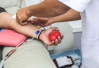 Médica hematologista Cibelli Navarro explica o procedimento da doação de sangue (Foto: Geziel Ribeiro/Folhabv)