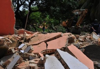 Máquina contratada pelo suposto dono dos lotes realizou a demolição de residências (Foto:Diane Sampaio/Folha BV)