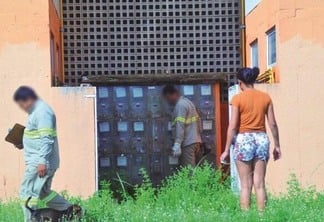 Funcionários da Roraima Energia cortando o fornecimento de energia nos condomínios (Foto: Diane Sampaio / Folha BV)