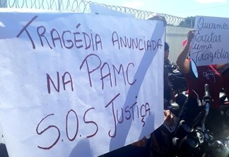 Familiares levantaram faixas pedindo o retorno de transferidos da Pamc para a Cadeia Pública (Foto: Minervaldo Lopes/Folha BV)