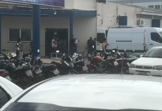 Um popular registrou o momento em que agente da Polícia Civil recolhe documentos do HGR (Foto: Divulgação)