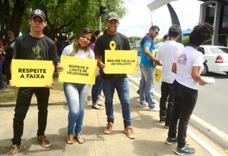 Com placas educativas, voluntários levaram a importância da segurança no trânsito no Centro Cívico (Foto: Nilzete Franco/Folha BV)