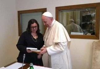 Encontro reúne Papa Francisco e professora da UFRR (Foto: Arquivo pessoal)