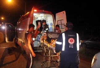 Duas ambulâncias do Samu foram utilizadas para atender as vítimas de colisão envolvendo motos (Foto: Aldenio Siares)