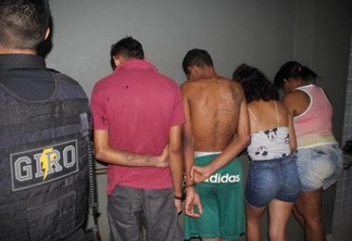 Foram localizadas drogas, munições e materiais utilizados para embalar drogas dentro do apartamento (Foto: Aldenio Soares)