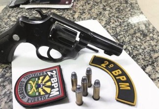 Foram encontrados entre os materiais do acusado uma pistola calibre 38 e cinco munições intactas. A arma era utilizada para ameaçar as vítimas (Foto: divulgação)