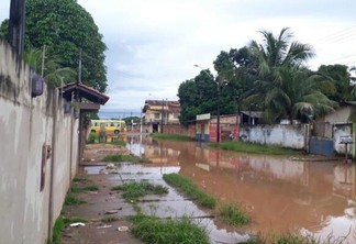 A chuva da manhã desta segunda-feira, dia 12, foi suficiente para transformar a rua em um rio de lama (Foto: Divulgação)