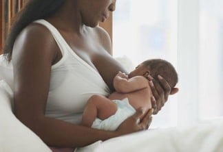 Especialistas afirmam que amamentação logo após nascimento traz benefícios para bebê e a mãe (Foto: Reprodução / Internet)