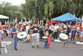Manifestantes utilizaram faixas, instrumentos musicais e cartazes (Foto: Diane Sampaio/FolhaBV)