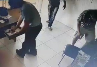Os criminosos renderam o gerente, o frentista e um cliente antes de roubar 701 reais (Foto: Divulgação )