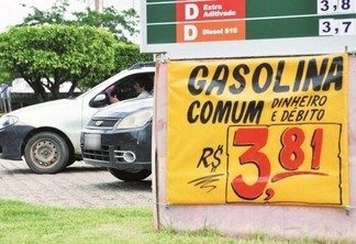 O preço mais alto da gasolina, em 2019, foi de R$ 4,41, e agora está R$ 3,81 para pagamento à vista (Foto: Diane Sampaio/FolhaBV)