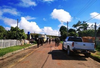 Homens do Exército percorre perímetros para orientar imigrantes que estão em Pacaraima (Foto: Aldenio Soares)