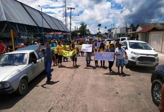 Moradores realizada a convocação para a manifestação por meio de redes sociais e grupos de aplicativo de mensagens (Foto: Aldenio Soares)