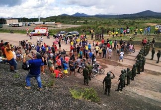 Ato promovido por moradores de Pacaraima foi encerrado com canto do hino nacional na fronteira (Foto: Aldenio Soares)