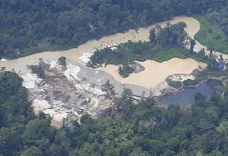 Áreas atingidas pelas atividades ilegais do garimpo em terras Yanomami podem ser vistas em voos panorâmicos pela região (Foto: Arquivo cedido pela Hutukara Associação Yanomami)