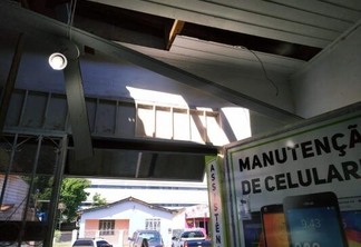Bandidos invadiram a loja por meio do teto (Foto: Aldenio Soares)