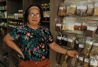 Socorro Martins, trabalha há 16 anos com a venda de produtos naturais em Roraima (Foto: Wenderson Cabral/ FolhaBv)