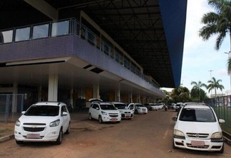 Transportes alternativos para o interior do Estado atuam no Terminal do Caimbé (Foto: Wenderson Cabral)