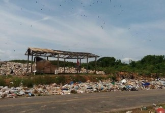 Além da presença dos resíduos, moradores convivem com urubus e mau-cheiro constante (Foto: Divulgação)