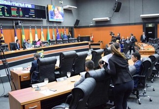 Os deputados derrubaram, com 14 votos, dois dos três vetos (Foto: Rodrigo Sales)