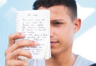 Thyago Batista de 19 anos insiste em dedicar um pouco de tempo para rabiscar nas folhas de papel (Foto: Diane Sampaio/FolhaBV)