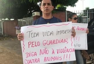 Um grupo de pessoas se reuniu em uma passeata nesta quarta-feira (18) para protestar contra a morte de um cachorro que foi esfaqueado na última segunda-feira (16) no bairro Santa Tereza (Foto: Arquivo pessoal)