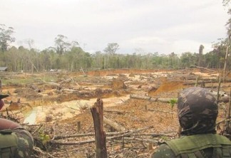 Os garimpeiros foram retirados do local pelos agentes da operação que destruíram equipamentos, pistas de pouso e apreenderam helicópteros (Foto: divulgação Funai)