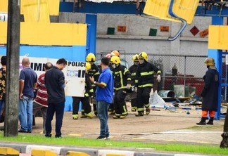 O local foi isolado e os bombeiros retiraram corpos de dentro da empresa após as explosões (Foto: Nilzete Franco/FolhaBV)