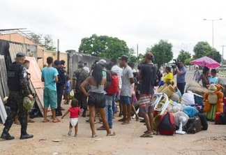 Após a desocupação, os imigrantes foram deixados próximo ao Rio Branco, no bairro 13 de setembro (Foto: Nilzete Franco/FolhaBV)