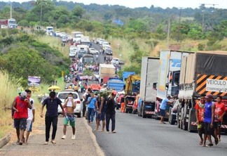 Os manifestantes que não desbloquearem a rodovia vão pagar multa diária e individual de R$ 20 mil (Foto: Nilzete Franco/FolhaBV)