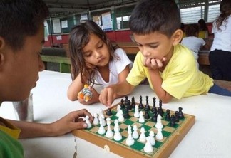 Como resultado, algumas crianças já foram convidadas a participar de um torneio de xadrez (Foto: Divulgação)