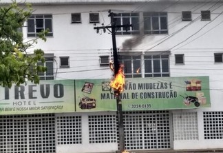 Um poste localizado na avenida Venezuela, na divisa entre os bairros São Vicente e Pricumã amanheceu em chamas (Foto: Wenderson Cabral/FolhaBV)