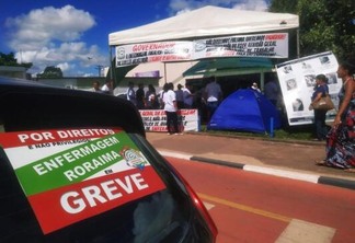 A concentração dos grevistas está ocorrendo em frente ao Hospital Geral de Roraima (Foto: Diane Sampaio/FolhaBV)
