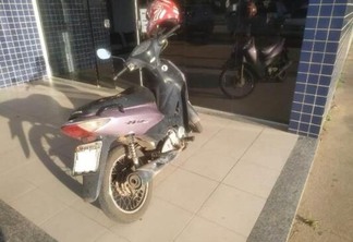 Uma motocicleta de modelo Biz, na cor rosa, com restrição de roubo e furto foi recuperada por policiais da Ciptur (Foto: Aldenio Soares)