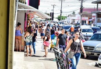 Na véspera de Natal, as avenidas Jaime Brasil e Sebastião Diniz estavam com grande fluxo de consumidores (Foto: Diane Sampaio/FolhaBV)