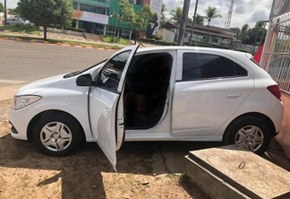 Os ladrões levaram um carro Onix de cor branca, placa NAX-5124 (Foto: Divulgação)