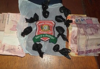 Foram encontradas oito trouxinhas  aparentando ser Skunk, e a quantia de R$70,00 em dinheiro trocado (Foto: Divulgação)