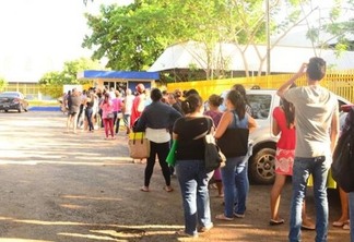 Já no primeiro dia, muitos pais formam filas em frente às escolas estaduais.(Foto: Nilzete Franco/FolhaBV)