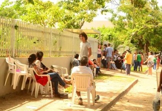 Filas de pais se formaram ao redor dos locais de matrícula desde o domingo (05) (Foto: Nilzete Franco/FolhaBV)