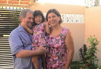 O casal Vera Sabio e Waldecir de Andrade possuem deficiência visual e adotaram a pequena Ana Clara após três anos de espera (Foto: Nilzete Franco/FolhaBV)