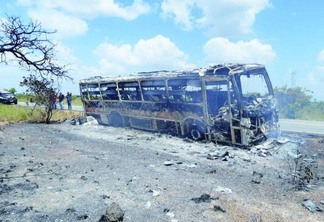 O veículo incendiou rapidamente e não deu tempo para salvar as malas dos passageiros(Foto: Divulgação)