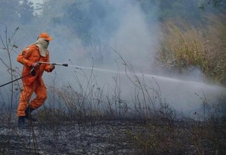 O Parque Anauá, no momento em que homens do Corpo de Bombeiros combatem incêndio na vegetação do local (Foto: Nilzete Franco/Folha BV)