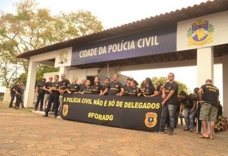 Fardados com uma camisa escrita #IsonomiaJá, os policiais utilizaram faixas e fizeram gritos pedindo a saída do delegado geral (Foto: Nilzete Franco/FolhaBV)